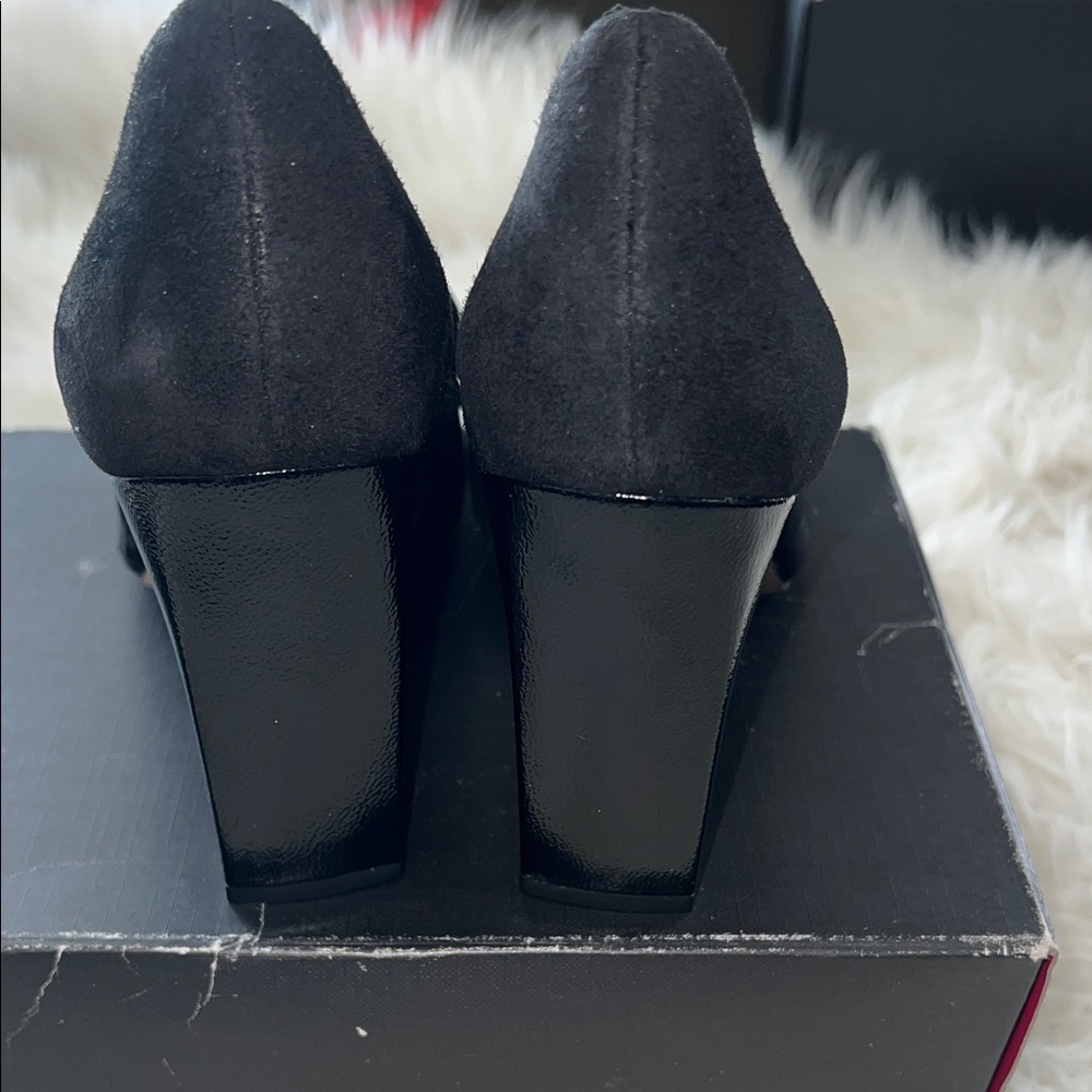 Vince Camuto Black Heels with Gold Bow Detail - Picture 6 of 11